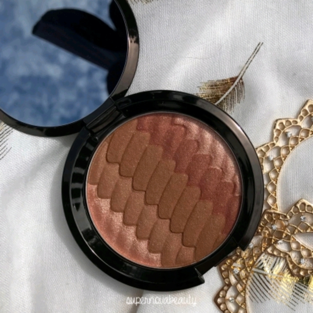 Becca gradient Sunlit Bronzer
In - Sunset Waves